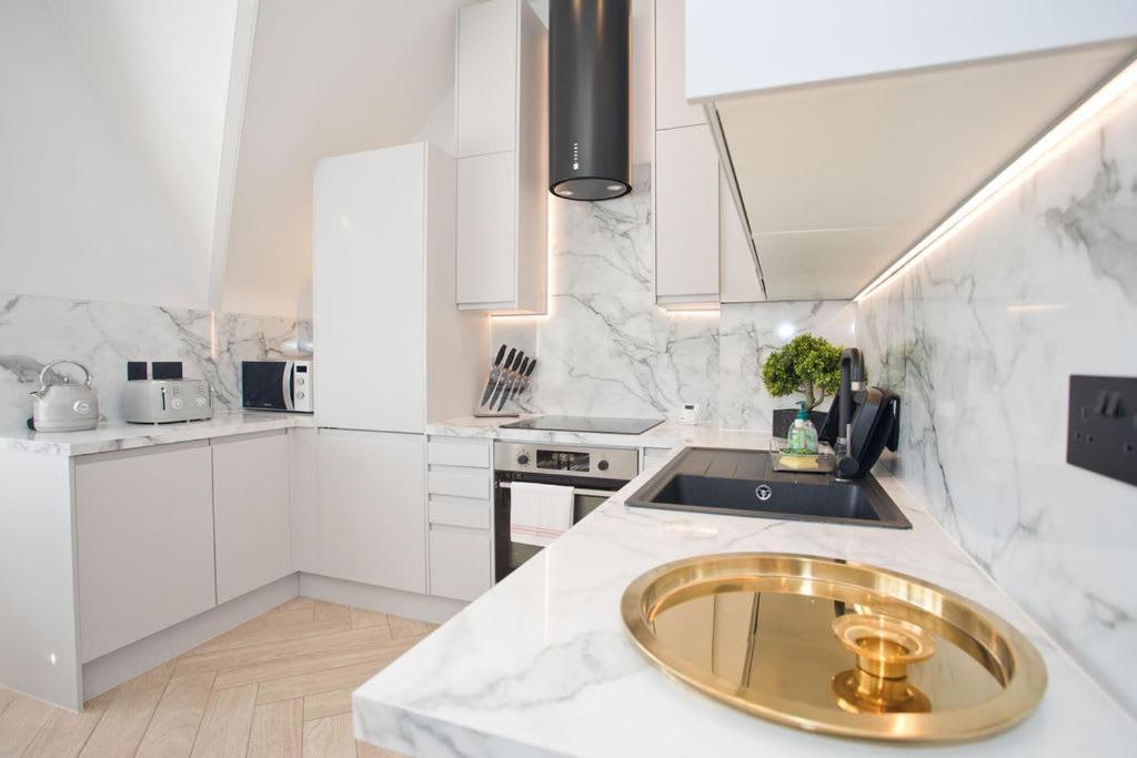 Ultra Stylish Apt Set In An Affluent Location Poole Exterior foto