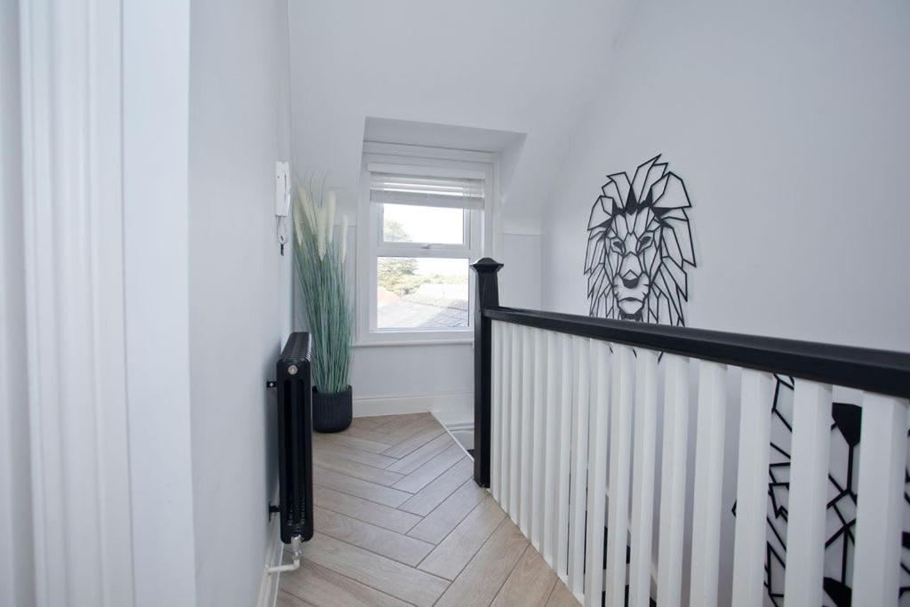 Ultra Stylish Apt Set In An Affluent Location Poole Exterior foto