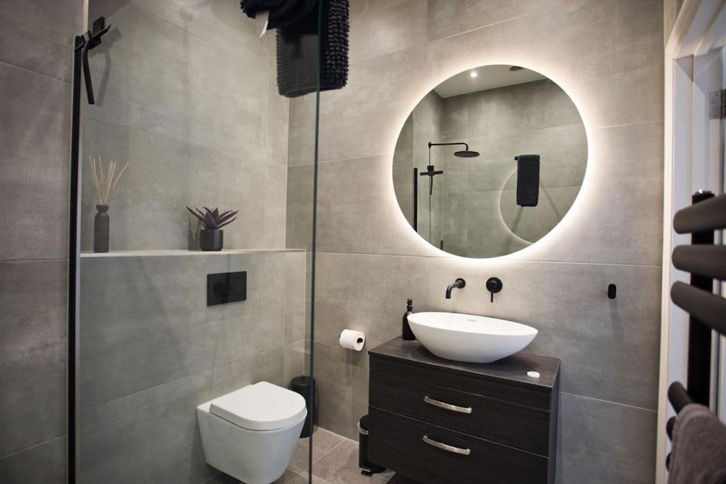 Ultra Stylish Apt Set In An Affluent Location Poole Exterior foto